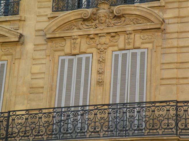  fenêtres d'immeuble, rue de la République